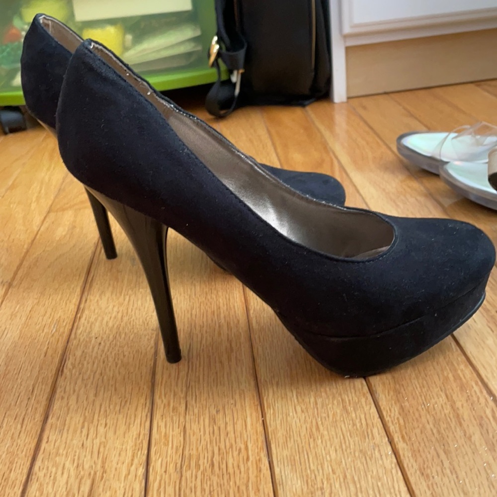 Black heels that are to die for!!